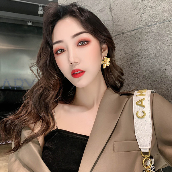 Praegused naiste lillekujulised kõrvarõngad