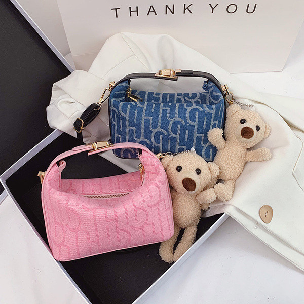 Sieviešu moderna soma ar rāvējslēdzēju un garu rokturi