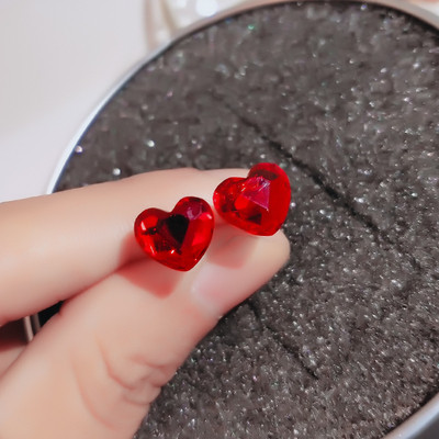 Малки дамски червени обеци във формата на сърце