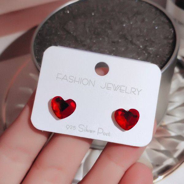 Mazie sarkani sieviešu auskari sirds formā