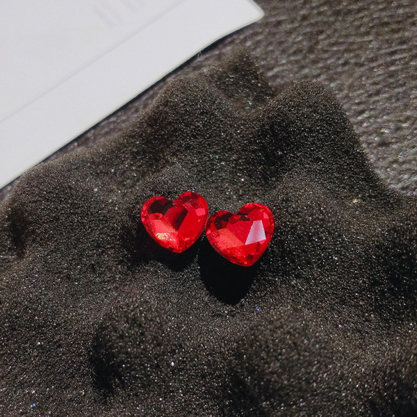 Mazie sarkani sieviešu auskari sirds formā