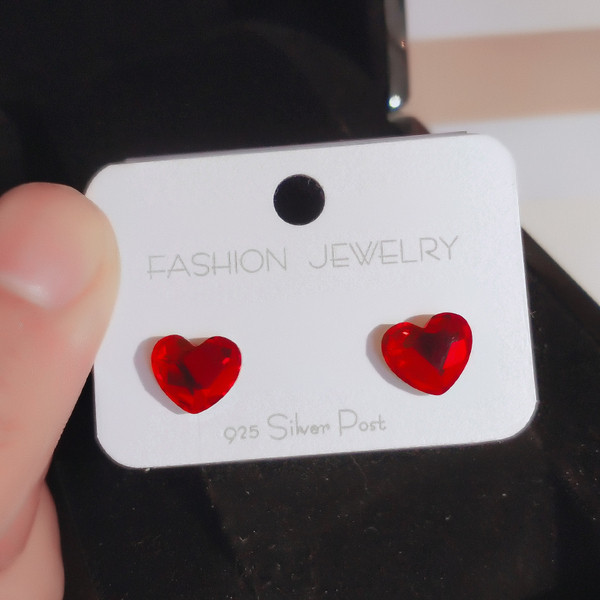 Mazie sarkani sieviešu auskari sirds formā