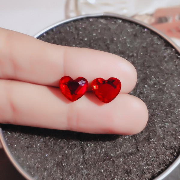 Mazie sarkani sieviešu auskari sirds formā