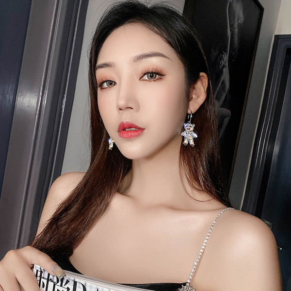 Sudraba sieviešu auskari lāča formā ar akmeņiem