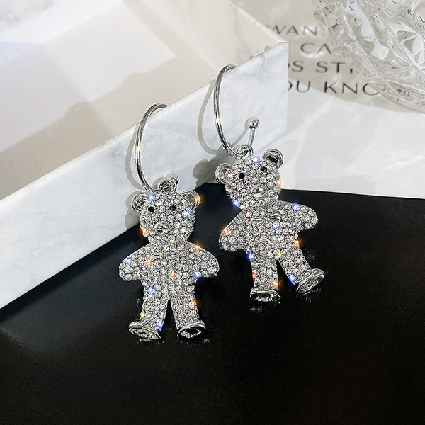 Sudraba sieviešu auskari lāča formā ar akmeņiem