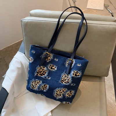 Γυναικεία καθημερινή τσάντα με άνιμαλ πριντ