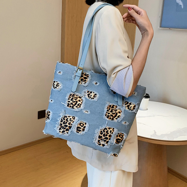 Γυναικεία καθημερινή τσάντα με άνιμαλ πριντ