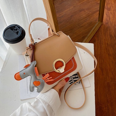 Sieviešu moderna eko-ādas soma ar sprādzi un īsu rokturi