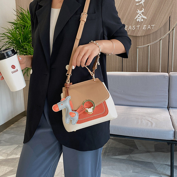 Sieviešu moderna eko-ādas soma ar sprādzi un īsu rokturi