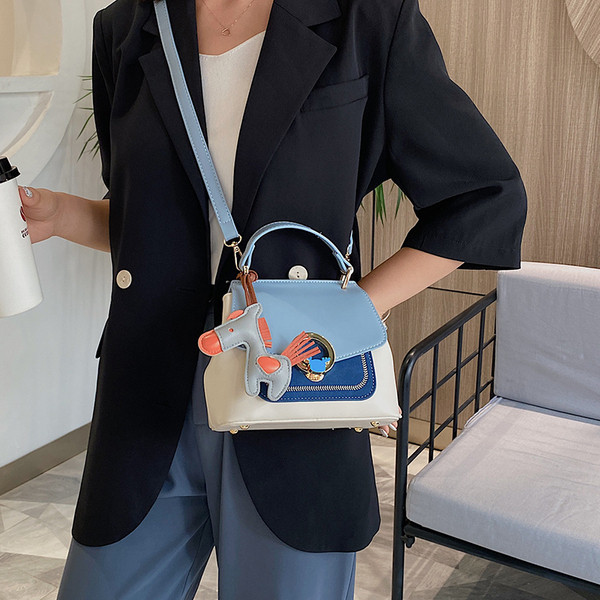 Sieviešu moderna eko-ādas soma ar sprādzi un īsu rokturi