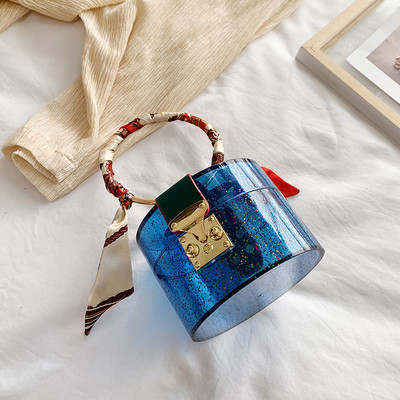 Stílusos női kis táska kerek formában, csattal