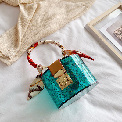 Stílusos női kis táska kerek formában, csattal