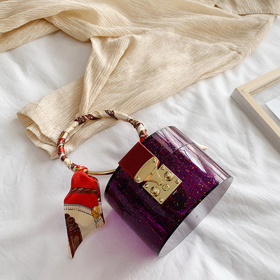 Stílusos női kis táska kerek formában, csattal