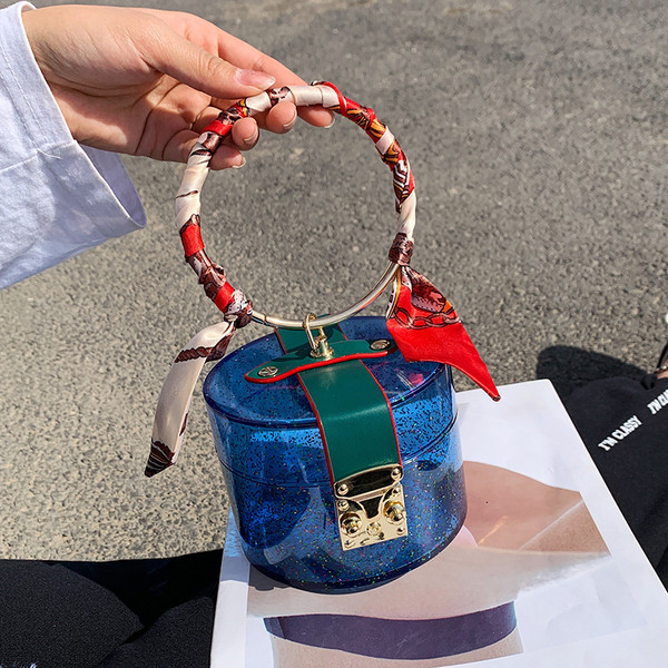 Stílusos női kis táska kerek formában, csattal