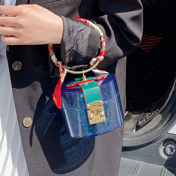 Stílusos női kis táska kerek formában, csattal