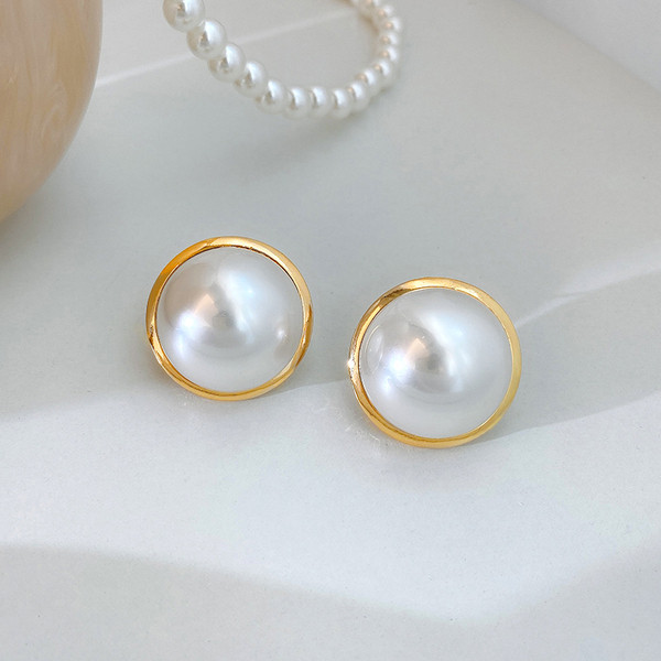 Jauns stilīgu sieviešu auskaru ar pērlēm modelis