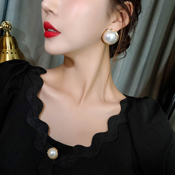 Jauns stilīgu sieviešu auskaru ar pērlēm modelis