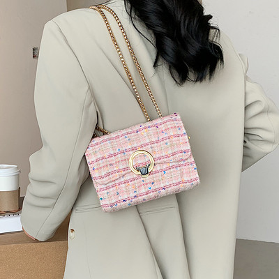 Дамска стилна чанта от еко кожа с катарама за рамото