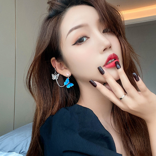 Vientuļās dāmas auskars ar tauriņiem