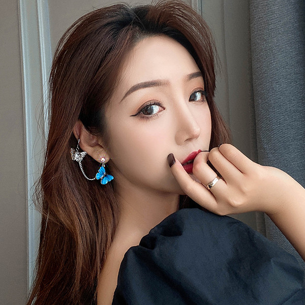 Vientuļās dāmas auskars ar tauriņiem