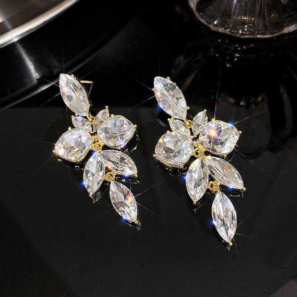 Sieviešu sudraba auskari ar akmeņiem