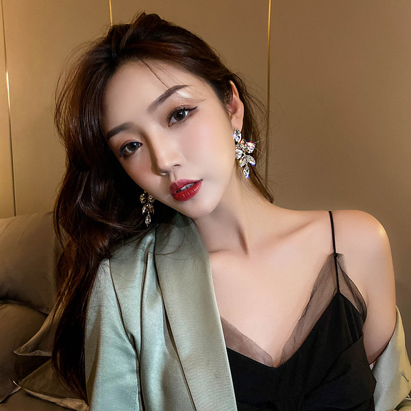 Sieviešu sudraba auskari ar akmeņiem