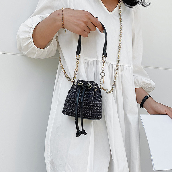 Μοντέρνα γυναικεία μίνι τσάντα από οικολογικό δέρμα με κορδόνια