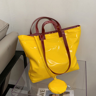 Модерна дамска лачена чанта широк модел