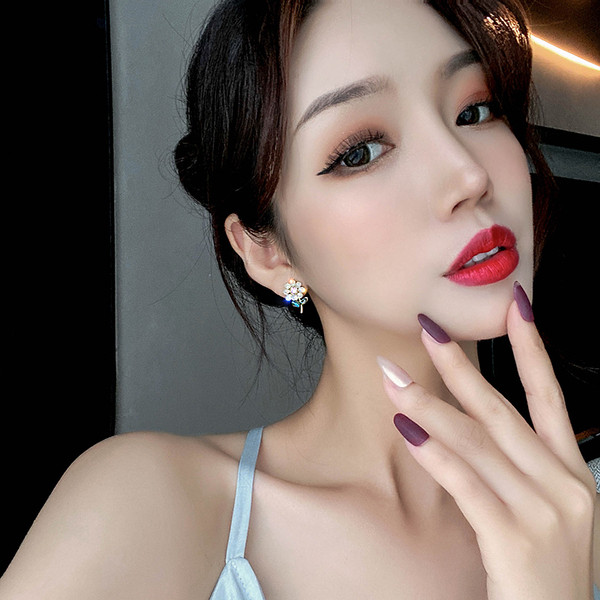 Mūsdienīgi sieviešu auskari zieda formā