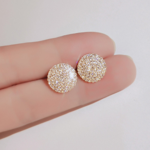 Apaļi sieviešu auskari, apvilkti ar akmeņiem