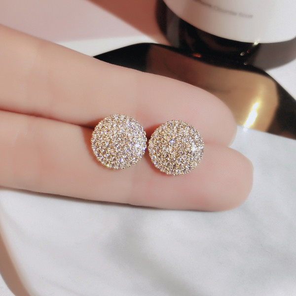 Apaļi sieviešu auskari, apvilkti ar akmeņiem