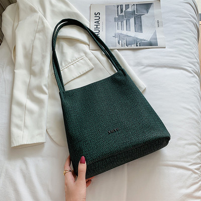 Γυναικεία  τσάντα κατασκευασμένη από οικολογικόδέρμα φαρδύ μοντέλο