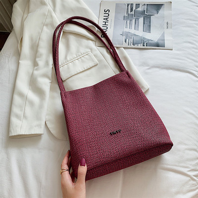 Γυναικεία  τσάντα κατασκευασμένη από οικολογικόδέρμα φαρδύ μοντέλο