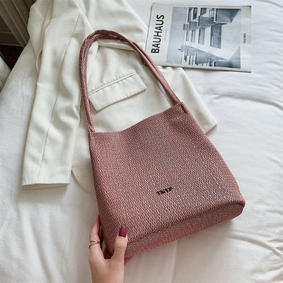 Γυναικεία  τσάντα κατασκευασμένη από οικολογικόδέρμα φαρδύ μοντέλο