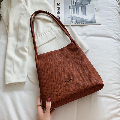 Γυναικεία  τσάντα κατασκευασμένη από οικολογικόδέρμα φαρδύ μοντέλο