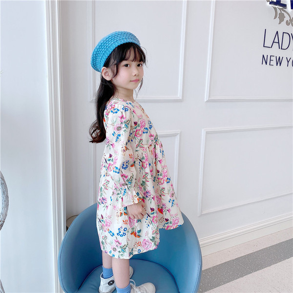 Värviline pikkade varrukatega lastekleidilõikeline mudel