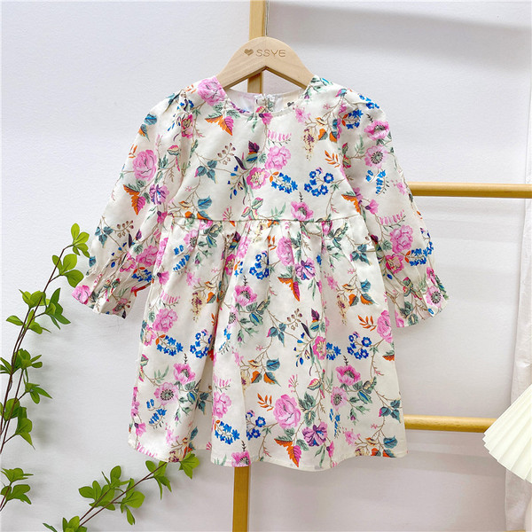 Värviline pikkade varrukatega lastekleidilõikeline mudel