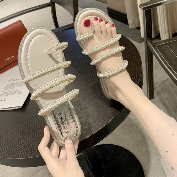 Sieviešu modernas čības ar pērlēm uz lencēm