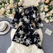 Sieviešu kombinezons ar ziedu rakstu, špica kakla izgriezumu un jostasvietu