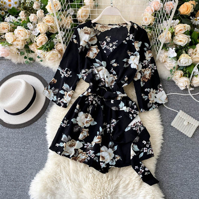 Sieviešu kombinezons ar ziedu rakstu, špica kakla izgriezumu un jostasvietu