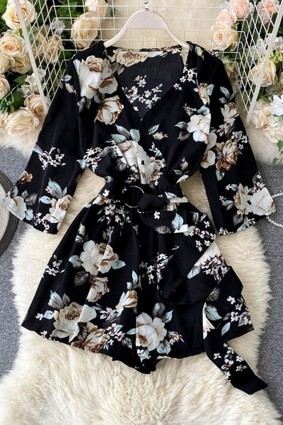 Sieviešu kombinezons ar ziedu rakstu, špica kakla izgriezumu un jostasvietu