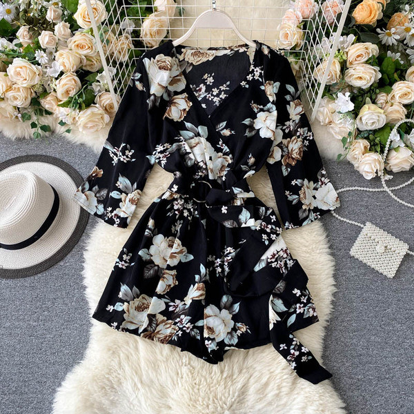 Sieviešu kombinezons ar ziedu rakstu, špica kakla izgriezumu un jostasvietu