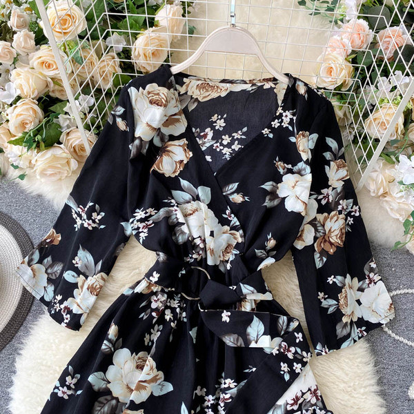 Sieviešu kombinezons ar ziedu rakstu, špica kakla izgriezumu un jostasvietu