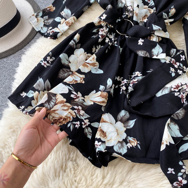 Sieviešu kombinezons ar ziedu rakstu, špica kakla izgriezumu un jostasvietu