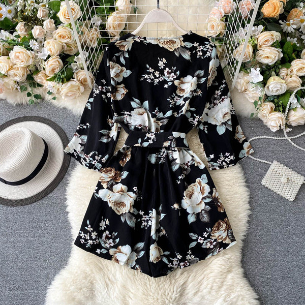 Sieviešu kombinezons ar ziedu rakstu, špica kakla izgriezumu un jostasvietu