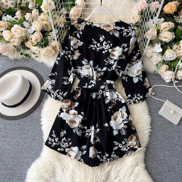 Sieviešu kombinezons ar ziedu rakstu, špica kakla izgriezumu un jostasvietu