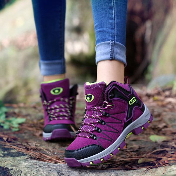 Férfi és női túrabakancs durva talppal és fűzővel