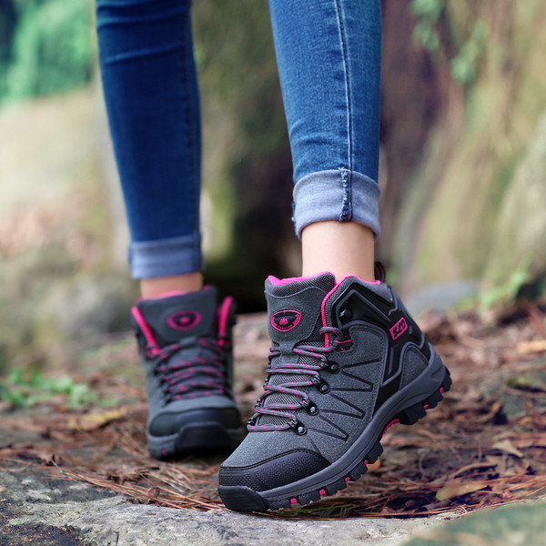 Férfi és női túrabakancs durva talppal és fűzővel