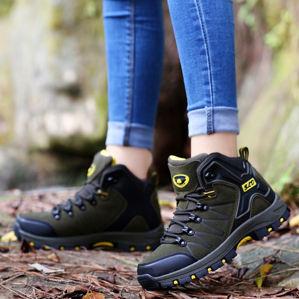 Férfi és női túrabakancs durva talppal és fűzővel