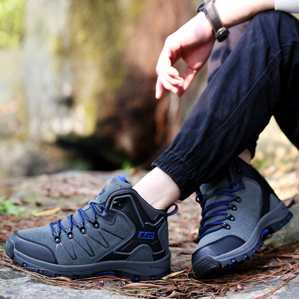 Férfi és női túrabakancs durva talppal és fűzővel